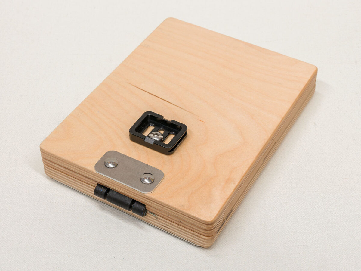 New Wave U.GO 6x8 pochade box underside with tripod quick release plate